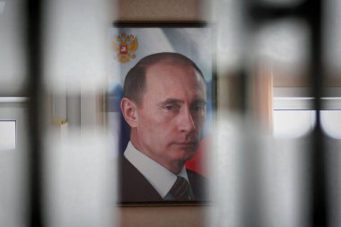 Moskova, Rusya-24 Eylül 2019. Rusya Devlet Başkanı Vladimir Putin 'in bir portresi odadaki duvarda asılı duruyor.