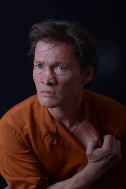 Barnaul, Rusya-12 Ocak 2021. Tiyatronun ortaçağ kostümlü aktörleri oyun oynuyorlar.