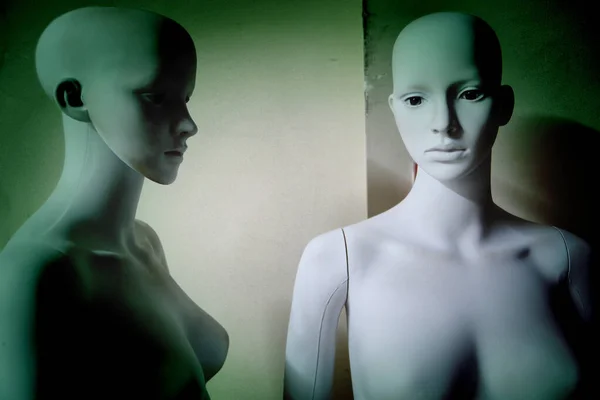 Blanc Effrayant Mannequins Stand Regarder Autre — Photo