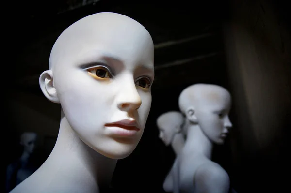 Mannequins Effrayants Blancs Tiennent Regardent Avec Leurs Yeux — Photo