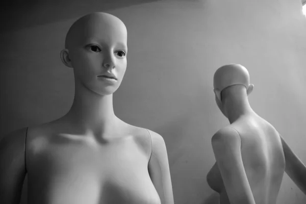 Manequins Assustadores Brancos Ficam Olham Para Outro Com Olhos — Fotografia de Stock