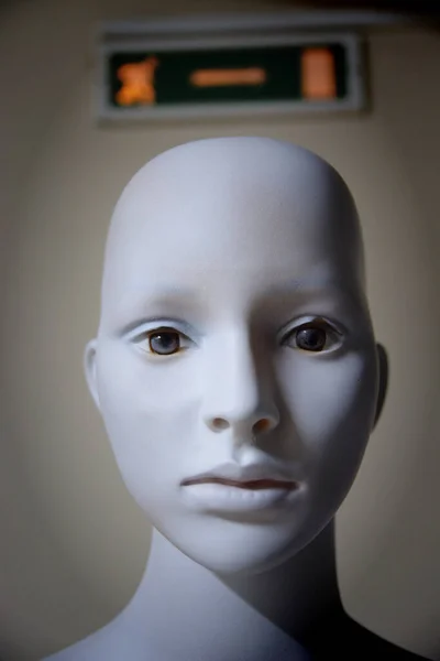 Manequins Assustadores Brancos Ficam Olham Para Outro Com Olhos — Fotografia de Stock