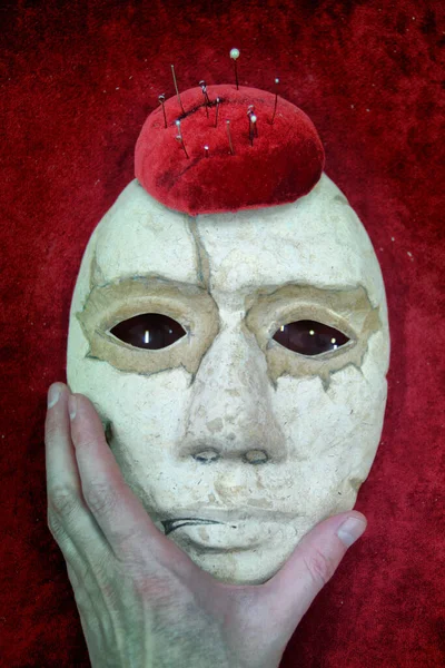 Μια Χάρτινη Θεατρική Μάσκα Βρίσκεται Πάνω Κόκκινο Πανί — Φωτογραφία Αρχείου