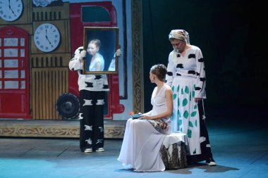 Barnaul, Rusya-27 Eylül 2020. Tiyatronun oyuncuları 