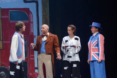 Barnaul, Rusya-27 Eylül 2020. Tiyatronun oyuncuları 