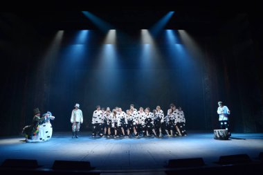 Barnaul, Rusya-27 Eylül 2020. Tiyatronun oyuncuları 