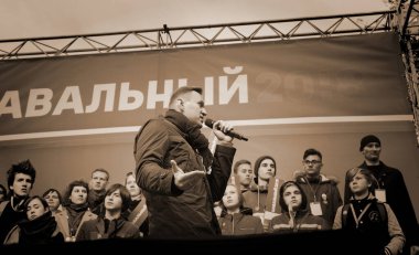 Omsk, Rusya-27 Eylül 2018. Muhalefetteki siyasetçi Alexei Navalny destekçileri arasında düzenlenen mitingde konuştu