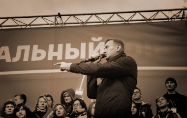 Omsk, Rusya-27 Eylül 2018. Muhalefetteki siyasetçi Alexei Navalny destekçileri arasında düzenlenen mitingde konuştu