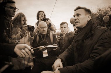 Omsk, Rusya-27 Eylül 2018. Muhalefetteki siyasetçi Alexei Navalny mitingde konuştu