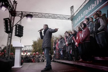 Omsk, Rusya-27 Eylül 2018. Muhalefetteki siyasetçi Alexei Navalny destekçileri arasında düzenlenen mitingde konuştu