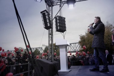 Omsk, Rusya-27 Eylül 2018. Muhalefetteki siyasetçi Alexei Navalny destekçileri arasında düzenlenen mitingde konuştu