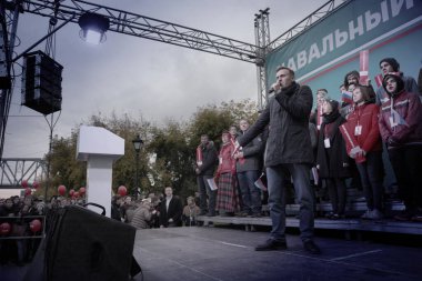 Omsk, Rusya-27 Eylül 2018. Muhalefetteki siyasetçi Alexei Navalny destekçileri arasında düzenlenen mitingde konuştu