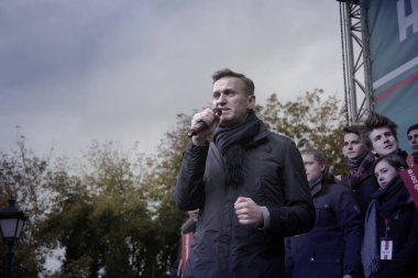 Omsk, Rusya-27 Eylül 2018. Muhalefetteki siyasetçi Alexei Navalny destekçileri arasında düzenlenen mitingde konuştu