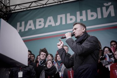 Omsk, Rusya-27 Eylül 2018. Muhalefetteki siyasetçi Alexei Navalny destekçileri arasında düzenlenen mitingde konuştu