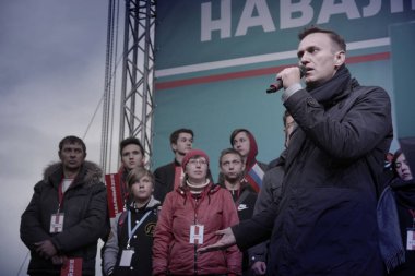 Omsk, Rusya-27 Eylül 2018. Muhalefetteki siyasetçi Alexei Navalny destekçileri arasında düzenlenen mitingde konuştu