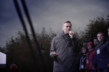 Omsk, Rusya-27 Eylül 2018. Muhalefetteki siyasetçi Alexei Navalny destekçileri arasında düzenlenen mitingde konuştu