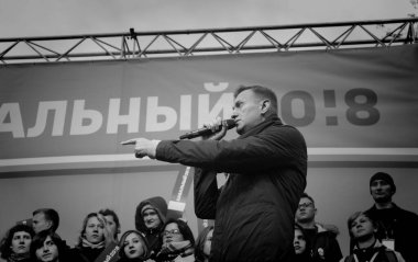 Omsk, Rusya-27 Eylül 2018. Muhalefetteki siyasetçi Alexei Navalny destekçileri arasında düzenlenen mitingde konuştu