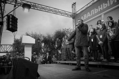 Omsk, Rusya-27 Eylül 2018. Muhalefetteki siyasetçi Alexei Navalny destekçileri arasında düzenlenen mitingde konuştu