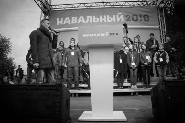 Omsk, Rusya-27 Eylül 2018. Muhalefetteki siyasetçi Alexei Navalny destekçileri arasında düzenlenen mitingde konuştu