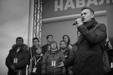 Omsk, Rusya-27 Eylül 2018. Muhalefetteki siyasetçi Alexei Navalny destekçileri arasında düzenlenen mitingde konuştu