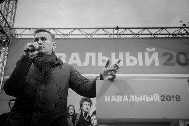 Omsk, Rusya-27 Eylül 2018. Muhalefetteki siyasetçi Alexei Navalny destekçileri arasında düzenlenen mitingde konuştu