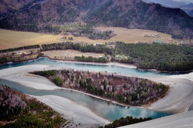 Sonbaharda Moğolistan sınırındaki Altai Dağları 'nda Katun Nehri manzarası