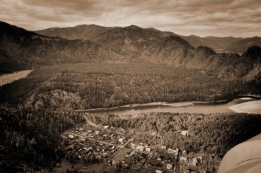 Sonbaharda Moğolistan sınırındaki Altai Dağları 'nda Katun Nehri manzarası