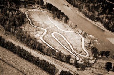 Sonbaharda Moğolistan sınırındaki Altai Dağları 'nda Katun Nehri manzarası