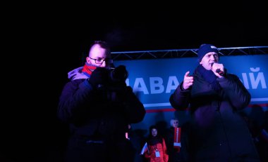 Barnaul, Rusya-24 Aralık 2017. Muhalefetteki siyasetçi Alexei Navalny mitingde konuştu