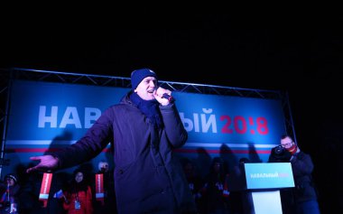 Barnaul, Rusya-24 Aralık 2017. Muhalefetteki siyasetçi Alexei Navalny mitingde konuştu