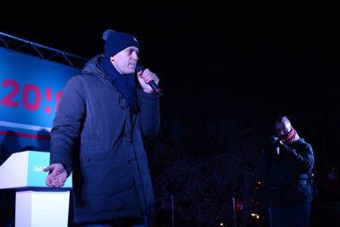 Barnaul, Rusya-24 Aralık 2017. Muhalefetteki siyasetçi Alexei Navalny mitingde konuştu