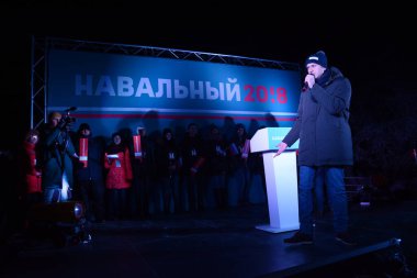 Barnaul, Rusya-24 Aralık 2017. Muhalefetteki siyasetçi Alexei Navalny mitingde konuştu