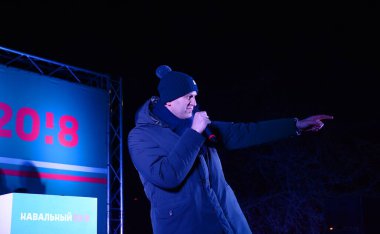 Barnaul, Rusya-24 Aralık 2017. Muhalefetteki siyasetçi Alexei Navalny mitingde konuştu