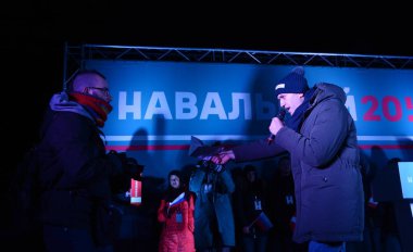 Barnaul, Rusya-24 Aralık 2017. Muhalefetteki siyasetçi Alexei Navalny mitingde konuştu