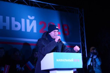 Barnaul, Rusya-24 Aralık 2017. Muhalefetteki siyasetçi Alexei Navalny mitingde konuştu