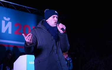 Barnaul, Rusya-24 Aralık 2017. Muhalefetteki siyasetçi Alexei Navalny mitingde konuştu