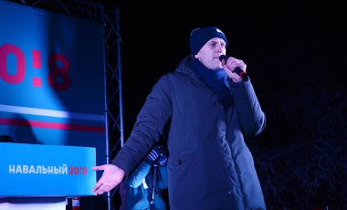 Barnaul, Rusya-24 Aralık 2017. Muhalefetteki siyasetçi Alexei Navalny mitingde konuştu