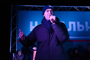 Barnaul, Rusya-24 Aralık 2017. Muhalefetteki siyasetçi Alexei Navalny mitingde konuştu