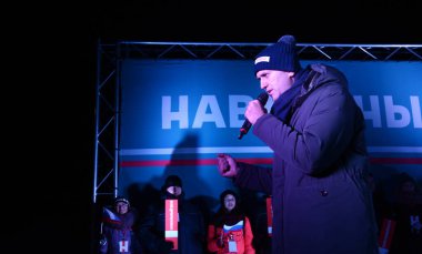 Barnaul, Rusya-24 Aralık 2017. Muhalefetteki siyasetçi Alexei Navalny mitingde konuştu