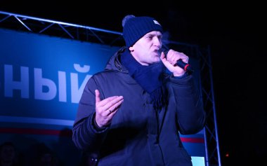 Barnaul, Rusya-24 Aralık 2017. Muhalefetteki siyasetçi Alexei Navalny mitingde konuştu
