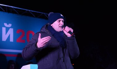 Barnaul, Rusya-24 Aralık 2017. Muhalefetteki siyasetçi Alexei Navalny mitingde konuştu