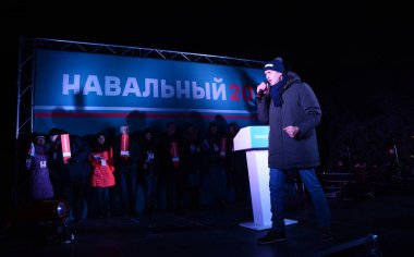 Barnaul, Rusya-24 Aralık 2017. Muhalefetteki siyasetçi Alexei Navalny mitingde konuştu