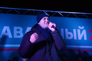 Barnaul, Rusya-24 Aralık 2017. Muhalefetteki siyasetçi Alexei Navalny mitingde konuştu