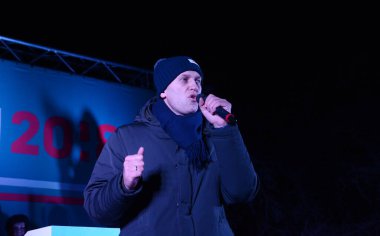 Barnaul, Rusya-24 Aralık 2017. Muhalefetteki siyasetçi Alexei Navalny mitingde konuştu