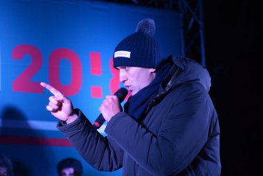 Barnaul, Rusya-24 Aralık 2017. Muhalefetteki siyasetçi Alexei Navalny mitingde konuştu