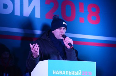 Barnaul, Rusya-24 Aralık 2017. Muhalefetteki siyasetçi Alexei Navalny mitingde konuştu