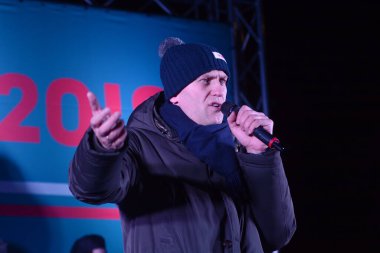 Barnaul, Rusya-24 Aralık 2017. Muhalefetteki siyasetçi Alexei Navalny mitingde konuştu