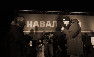 Barnaul, Rusya-24 Aralık 2017. Muhalefetteki siyasetçi Alexei Navalny mitingde konuştu