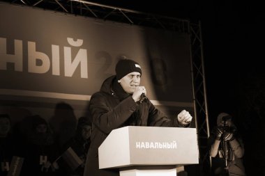 Barnaul, Rusya-24 Aralık 2017. Muhalefetteki siyasetçi Alexei Navalny mitingde konuştu