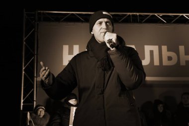 Barnaul, Rusya-24 Aralık 2017. Muhalefetteki siyasetçi Alexei Navalny mitingde konuştu
